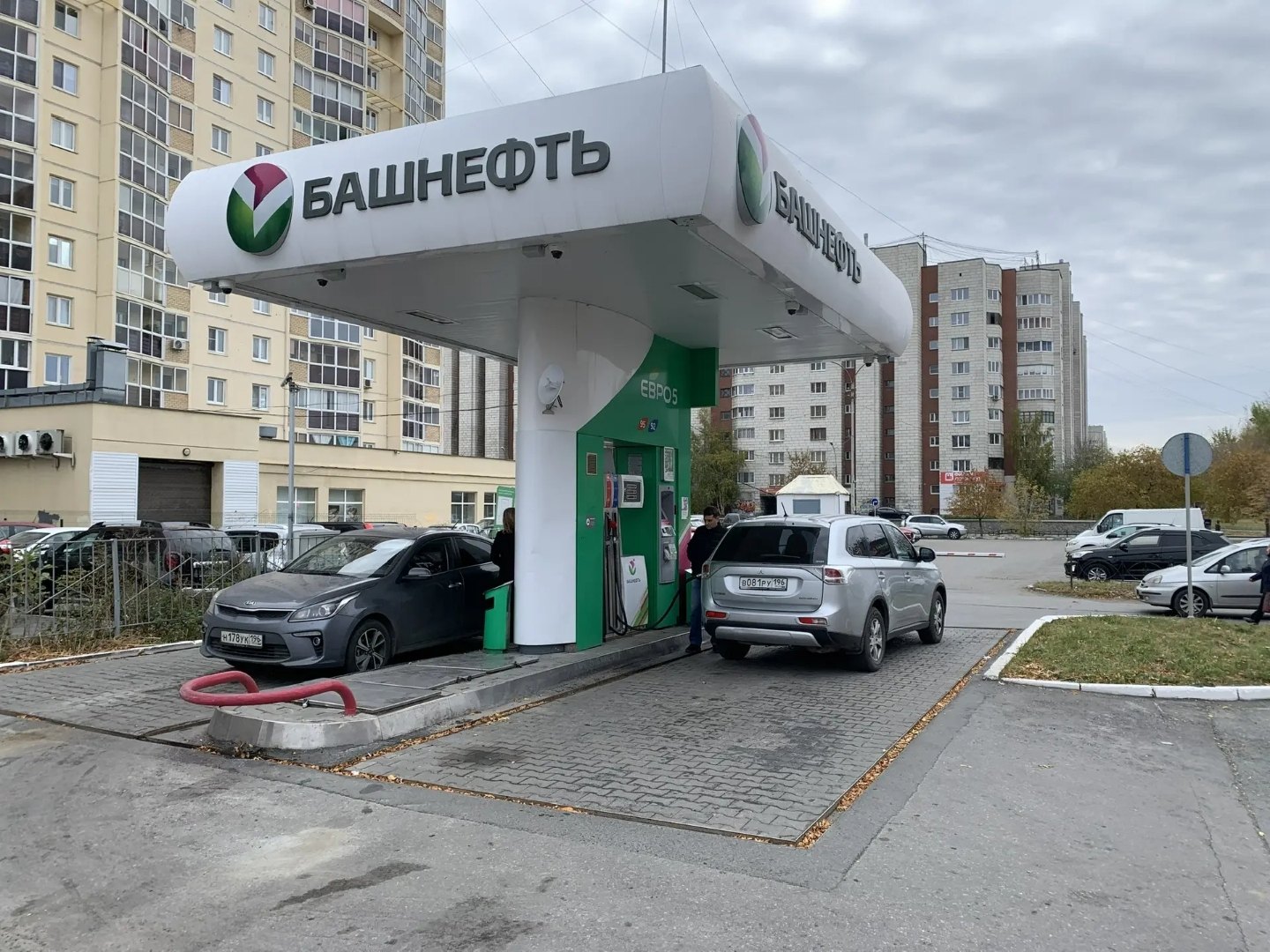 Ավտոլցակայանի լցասյուն և ծածկ